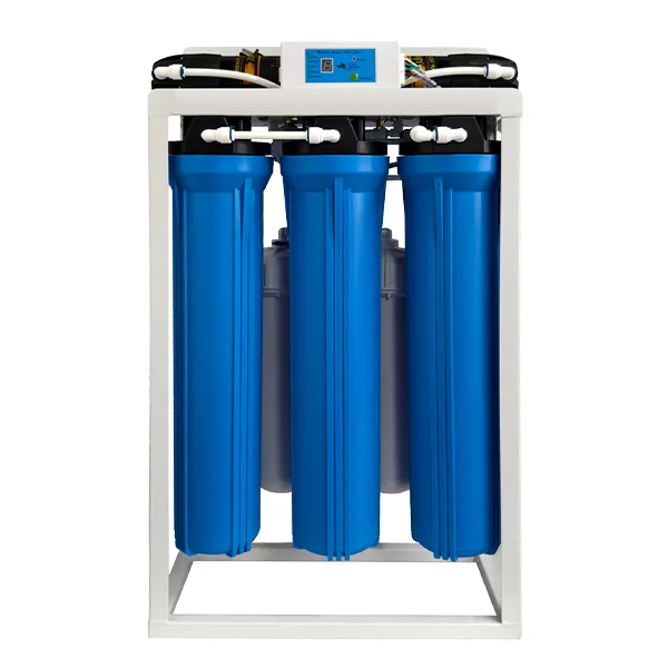 Un purificador de agua RO comercial de cinco etapas colocado sobre una superficie plana