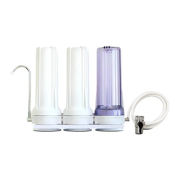 Un blanco de tres etapas encimera purificador de agua con un grifo