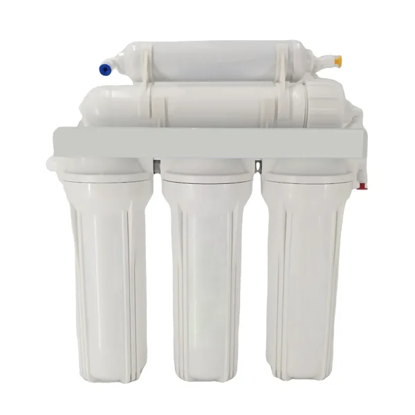 Un purificador de agua RO de cinco etapas colocado en una superficie