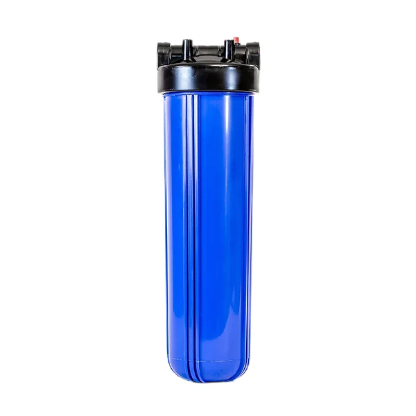 Una botella de filtro azul colocado sobre una superficie plana