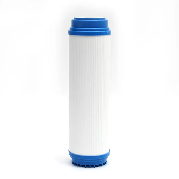 Un cartucho de filtro UDF azul y blanco colocado sobre una superficie plana