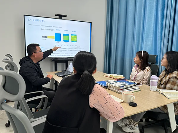 The head of the Marketing Department and employees are discussing water purification knowledge.