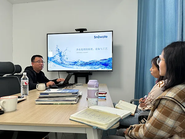 The head of the Marketing Department is explaining water purification knowledge to the employees.